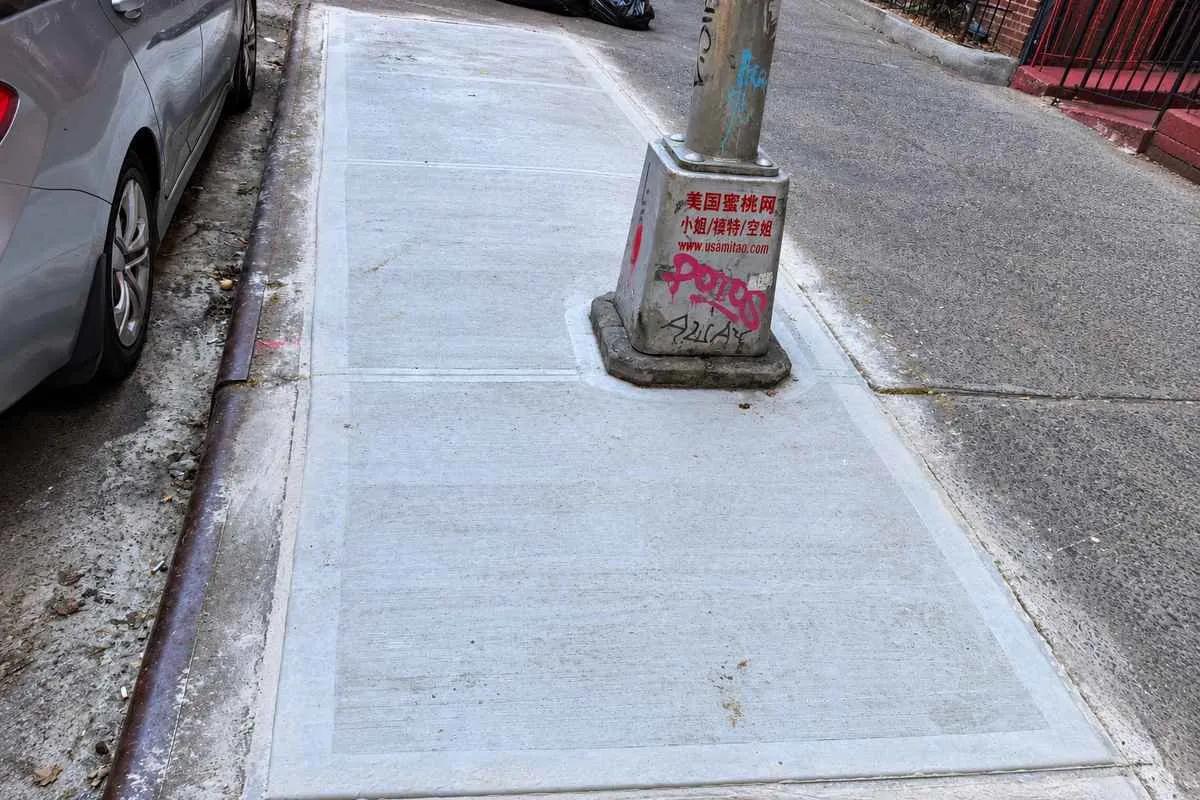 New sidewalk flags beside the curb in Flushing, Queens, sidewalk repair by Sidewalk Repair Near Me in NYC